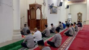 Kapolres-Aceh-Singkil-Sampaikan-Pesan-Kamtibmas-kepada-Jemaah-Shalat-Subuh.jpg