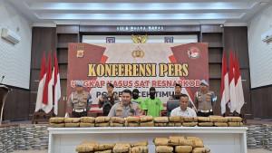 Kapolres-Aceh-Timur-AKBP-Irwan-Kurniadi-menunjukkan-barang-bukti-ganja.jpg