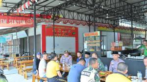 Kapolres-Pidie-AKBP-Jaka-Mulyana-SIK-medengar-aspirasi-warga-saat-Jumat-Curhat-di-warung-kopi.jpg