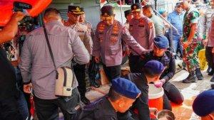 Kapolri-Jenderal-Listyo-Sigit-Prabowo-menyambangi-posko-pengungsi-kebakaran-depo-Pertamina-Plumpang.jpg