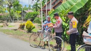 Kapolsek-Paya-Bakong-Ipda-Irvan-bersama-personel-membagikan-110-kotak-nasi.jpg