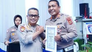 Kasat-Lantas-Polres-Aceh-Besar-AKP-Ferianto-menerima-penghargaan.jpg
