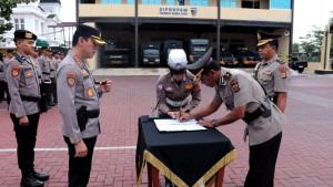Kasat-Lantas-Polresta-Banda-Aceh-Kompol-Mawardi-saat-menandatangani-naskah-sertijab.jpg