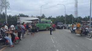 Kecelakaan-dua-mobil-angkutan-umum-dan-truk-boks-di-jembatan-kembar.jpg