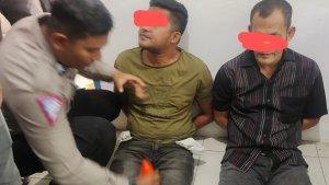 Kedua-tersangka-saat-diamankan-di-Satlantas-Polres-Aceh-Tamiang.jpg