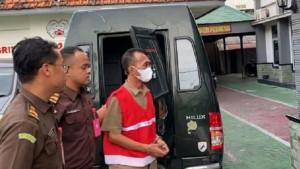 Kejaksaan-Negeri-Ponorogo-menetapkan-SA-Kepala-SMK-2-PGRI-Ponorogo-sebagai-tersangka.jpg