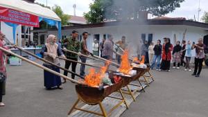 Kejari-Banda-Aceh-memusnahkan-barang-bukti-hasil-sitaan.jpg