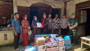 Kepala-Dinas-Sosial-Aceh-Timur-Jamaluddin-saat-menyerah-bantuan-untuk-korban-angin-kencang.jpg