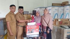 Kepala-Disperindagkop-dan-UKM-Aceh-Singkil-serahkan-hibah-mesin-jahit-kepada-pelaku-UMKM.jpg