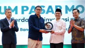Kepala-Eksekutif-Pengawas-Pasar-Modal-OJK-menyerahkan-cendera-mata-ke-Wagub-Aceh.jpg