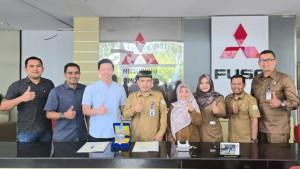 Kepala-SMKN-1-Al-Mubarkeya-Sukmanil-Fuadi-bersama-jajarannya.jpg