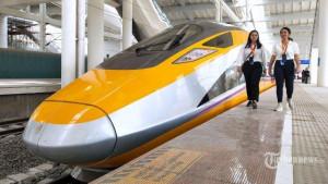Kereta-cepat-Jakarta-Bandung-yang-diberi-nama-Whoosh-beroperasi-sejak-Oktober-2023.jpg