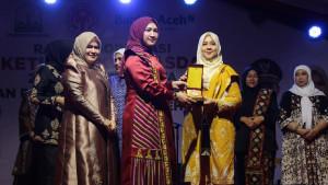 Ketua-Dekranasda-Aceh-menyerahkan-penghargaan-kepada-Ketua-Dekranasda-Nagan-Raya.jpg