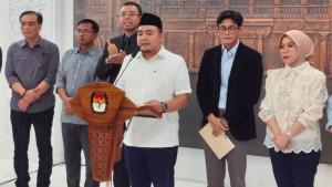 Ketua-KPU-RI-Afifuddin-di-podium-bersama-jajaran-KPU-RI-lainnya-saat-konferensi-pers.jpg