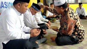 Ketua-PC-PGRI-Kota-Sigli-Jailani-mempeusijuek-calhaj-guru-dan-kepala-sekolah-di-Gedung-PGRI-Pidie.jpg