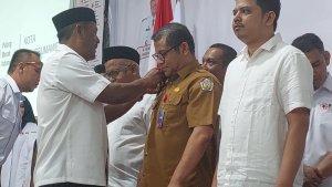 Ketua-PMI-Provinsi-Aceh-memasang-pin-PMI-pada-Asisten-IIi-Setdako-Lhokseumawe-dr-Said-Alam-Zulfikar.jpg