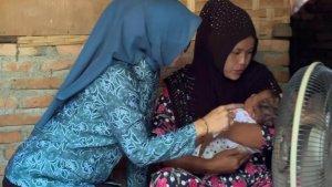 Ketua-TP-PKK-Aceh-Tamiang-Yuyun-Armia-ketika-menjenguk-bayi-hidrosefalus-di-Rantau-kemarin.jpg