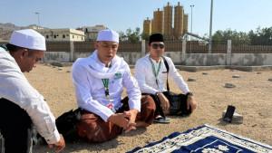 Ketua-Umum-PB-HUDA-Abiya-Kuta-Krueng-Ziarahi-Makam-Abu-Razak-di-Mekkah.jpg