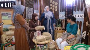 Ketua-dekranasda-Aceh-Besar-Hj-Rita-Mayasari-mengunjungi-stand-pameran-dekranasda.jpg