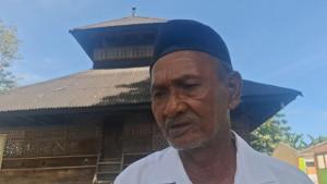 Keuchik-Lah-berdiri-di-depan-masjid-tuha-di-Gampong-Meunasah-Mancang.jpg