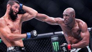 Khamzat-Chimaev-menahan-pukulan-Kamaru-Usman-pada-UFC-294.jpg