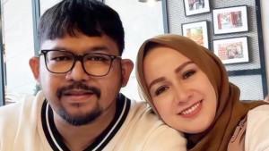 Komedian-Harabdu-Tohar-atau-Bedu-dengan-istri-Irma-Kartika-Anggraini.jpg
