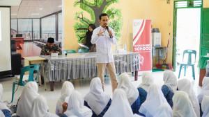 Komisioner-KPI-Aceh-M-Reza-Fahlevi-mengajak-siswa-MAN-5-Aceh-Besar-jadi-agen-literasi-media.jpg