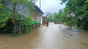 Kondisi-banjir-yang-menggenangi-jalan-utama-dan-rumah-warga-di-Gampong-Geunteut.jpg