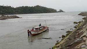Kondisi-boat-nelayan-yang-kandas-akibat-dangkalnya-kuala-di-Lhok-Kuala-Daya.jpg