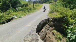 Kondisi-jalan-amblas-dan-nyaris-putus-di-kawasan-Pulau-Bengkakak-Kecamatan-Teupah-Selatan.jpg