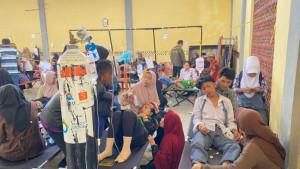 Kondisi-siswa-yang-mengalami-keracunan-MBG-saat-dirawat-di-GOR-Kecamatan-Cipongkor-Bandung-Barat.jpg