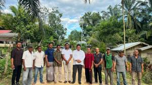 M-Yusuf-Pang-Ucok-meninjau-kondisi-jalan-rusak-di-Peudawa-Aceh-Timur.jpg