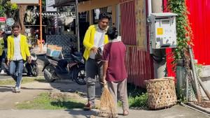 Mahasiswa-USCND-saat-memberikan-beras-ke-warga.jpg