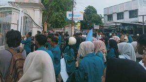 Mahasiswa-Unaya-Unjuk-Rasa-di-depan-kampus.jpg
