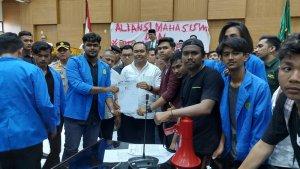 Mahfuddin-Ismail-teken-petisi.jpg
