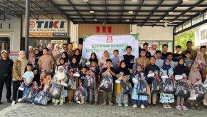 Manajemen-Kutaradja-Fried-Chicken-berfoto-bersama-anak-anak-yatim.jpg
