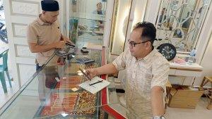 Mansur-penjual-emas-di-Toko-Tiara-saat-melayani-pembeli-emas-Jumat-312025.jpg