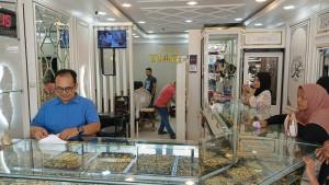 Mansur-penjual-emas-di-toko-Tiara-Idi-Rayeuk-Aceh-Timur-sedang-melayani-pembeli-dan-penjual-emas.jpg