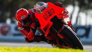Marc-Marquez-ketika-beraksi-dengan-GP25-milik-Ducati-di-tes-pramusim-MotoGP-2025-Barcelona.jpg