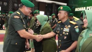 Maruli-Simanjuntak-menyalami-Joko-Hadi-Susilo.jpg