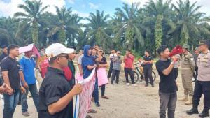 Massa-melakukan-unjuk-rasa-di-depan-pintu-gerbang-pabrik-PT-Socfindo.jpg