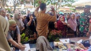 Masyarakat-mengantre-untuk-berbelanja-bahan-pokok-di-pasar-murah-di-Idi.jpg
