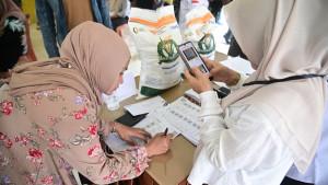 Masyarakat-mengantri-untuk-mengambil-bantuan-beras-BPB.jpg