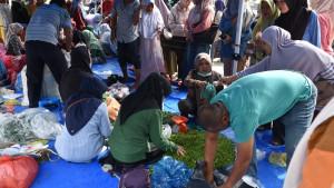 Masyarakat-terlihat-memadati-lokasi-Pangan-Murah-atau-pasr-murah-yang-digelar-Pemko.jpg