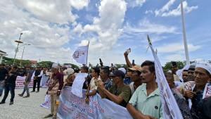 Masyarakat-yang-tergabung-dalam-AMMK-melaksanakan-aksi-demonstrasi.jpg