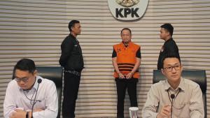 Menas-Erwin-Djohansyah-MED-tersangka-kasus-suap-di-lingkungan-Mahkamah-Agung.jpg