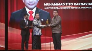 Mendagri-Tito-Karnavian-menerima-penghargaan-Distinguished-Leadership-in-Home-Affairs.jpg