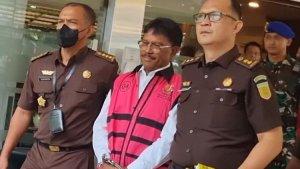Menkominfo-Johnny-G-Plate-mengenakan-rompi-tahanan-khas-Kejagung.jpg