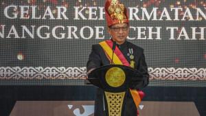 Menteri-Dalam-Negeri-Tito-Karnavian-menerima-gelar-Petua-Panglima-Hukom-Nanggroe_2025.jpg