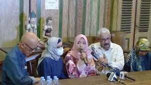 Meta-Ayu-Puspitantri-istri-diplomat-Arya-Daru-Pangayunan-akhirnya-berbicara-di-depan-awak-media.jpg